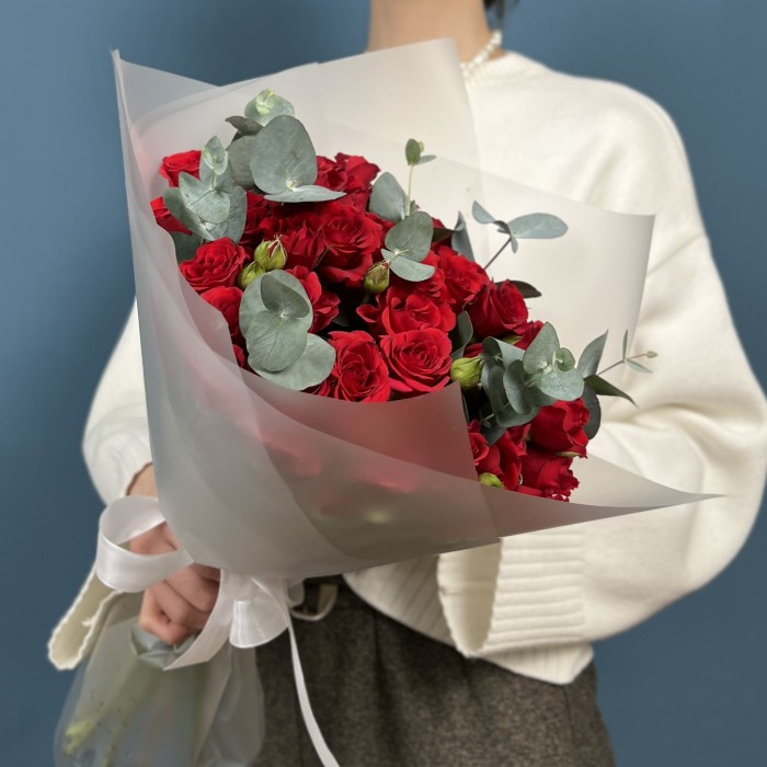 15 кустовых красных роз Рубикон 40 см